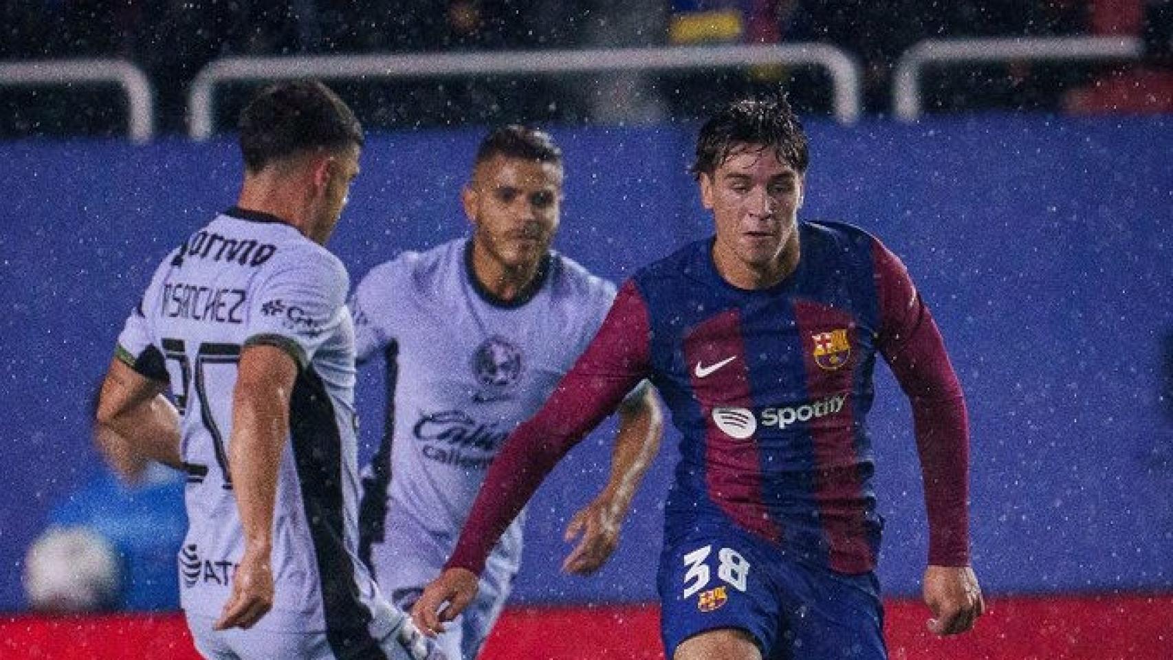Instante del partido entre el FC Barcelona y el América.