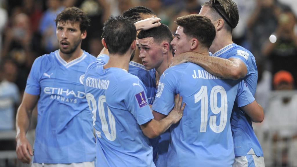Los jugadores del Manchester City felicitan a Foden