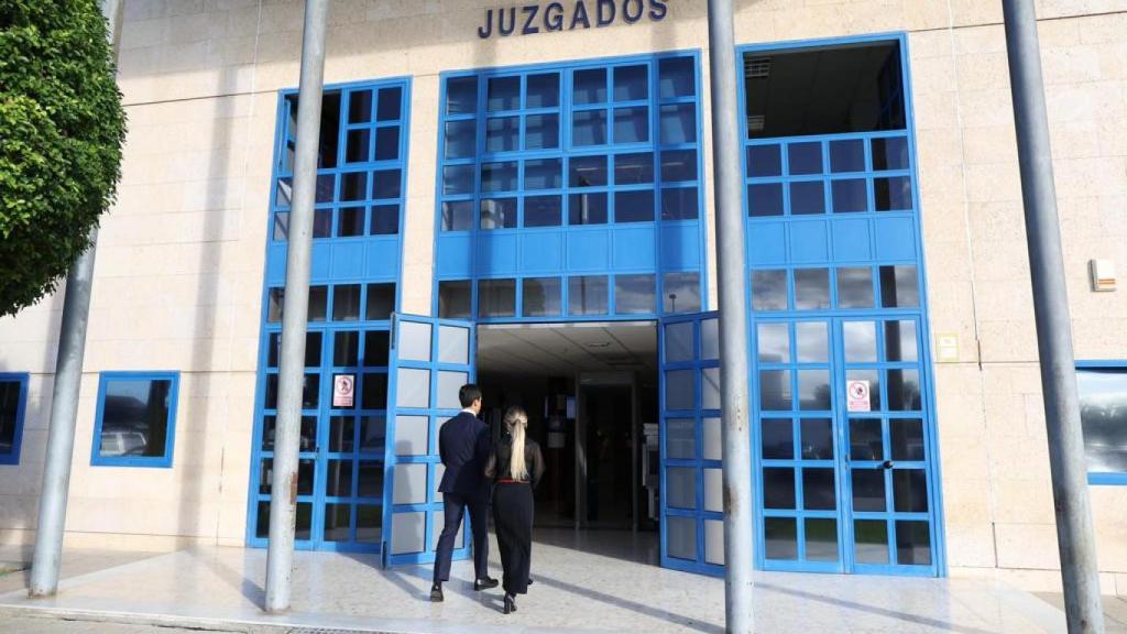 El abogado de uno de los investigados, Juan Gonzalo Ospina, entra en los Juzgados.