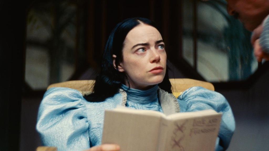 Emma Stone en una escena de la película 'Pobres criaturas', de Yorgos Lanthimos, ganadora del León de Oro en el Festival de Venecia