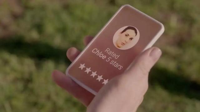 Imagen del episodio Nosedive de la serie 'Black Mirror', en el que la gente es evaluada continuamente.