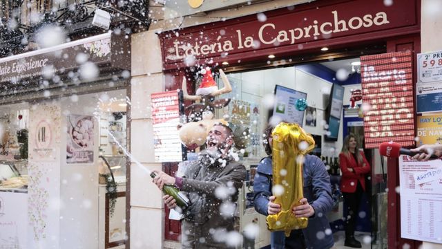 El Gordo de la Lotería de Navidad cae en Toledo por primera vez: las fotos de la celebración
