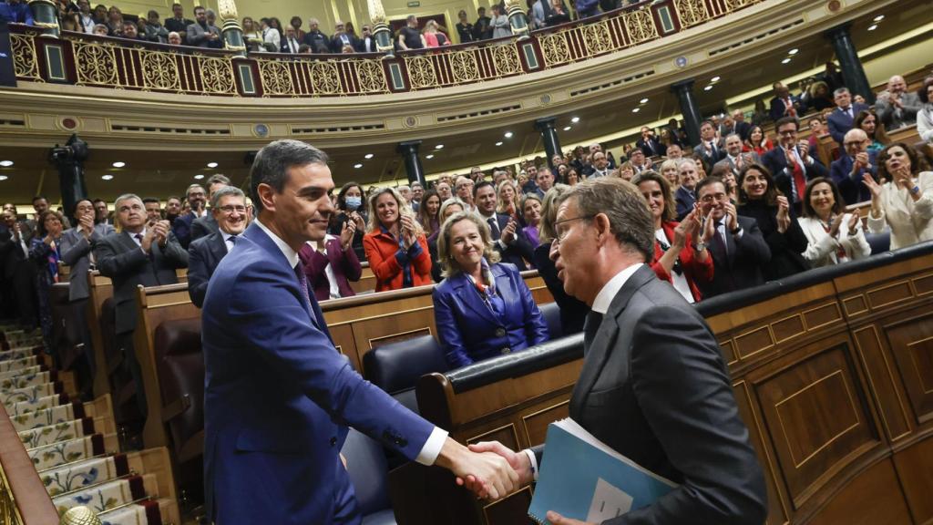 Feijóo felicita a Sánchez tras sacar adelante su investidura.