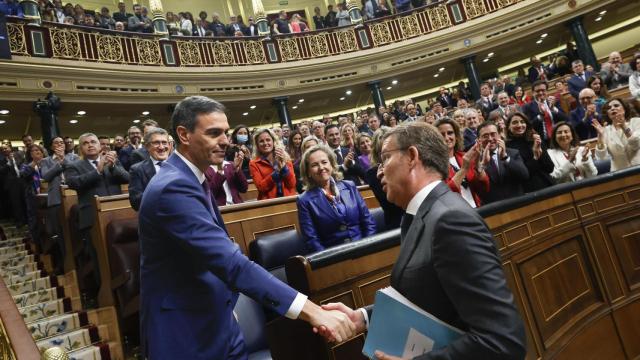 Feijóo felicita a Sánchez tras sacar adelante su investidura.