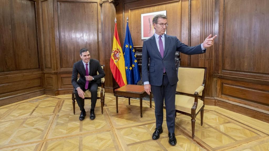 El presidente Pedro Sánchez y el líder del PP, Alberto Núñez Feijóo, este viernes, antes de iniciar su reunión en el Congreso de los Diputados.