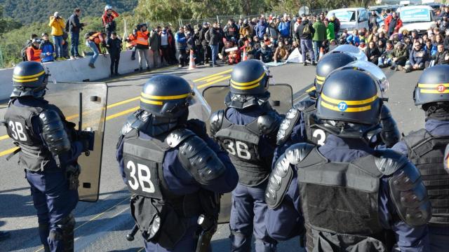 Despliegue policial durante el corte de la frontera en la Junquera organizado por el Tsunami, en noviembre de 2019.