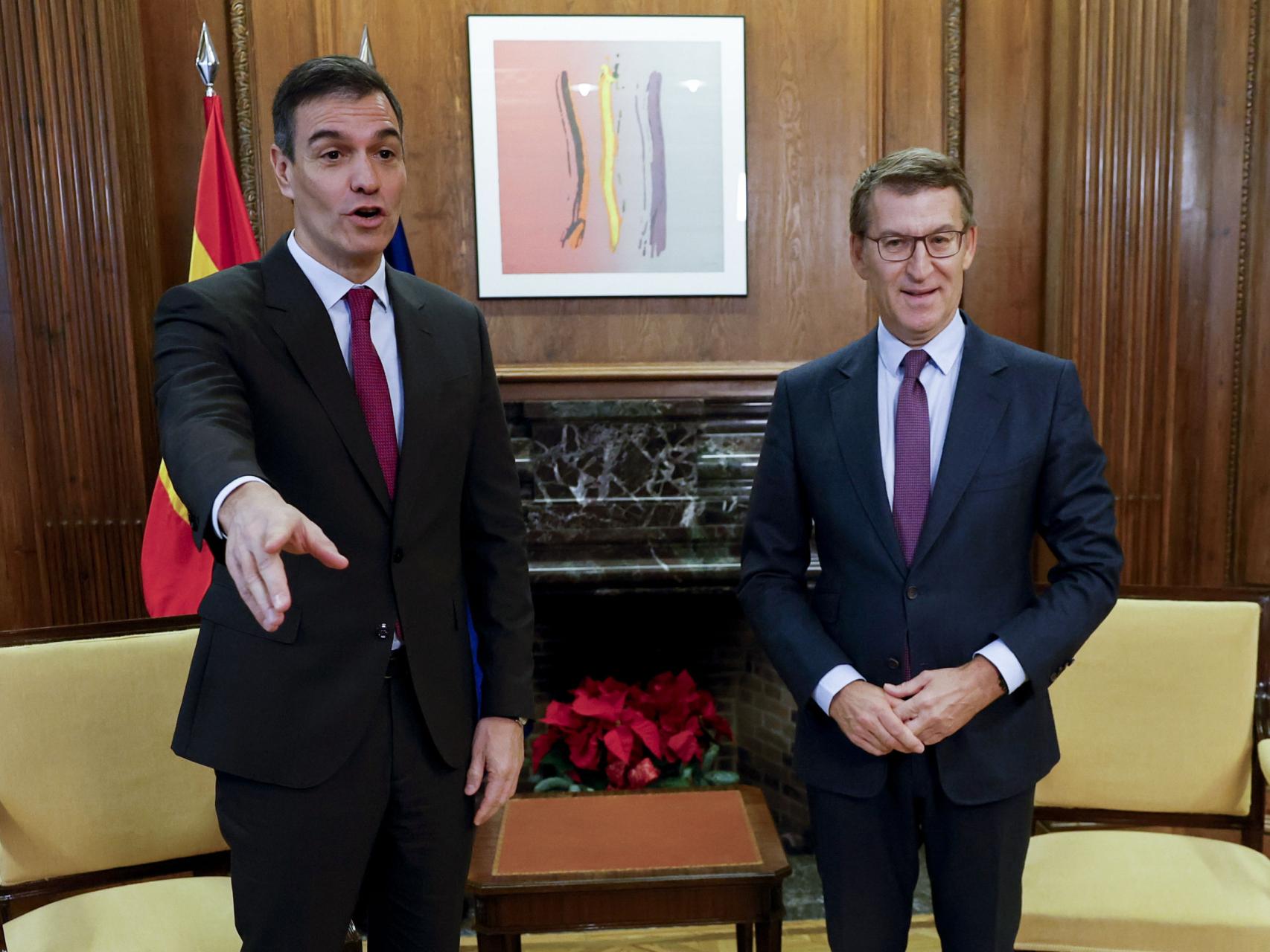 Pedro Sánchez, presidente del Gobierno, y Alberto Núñez Feijóo, presidente del PP, reunidos en el Congreso.