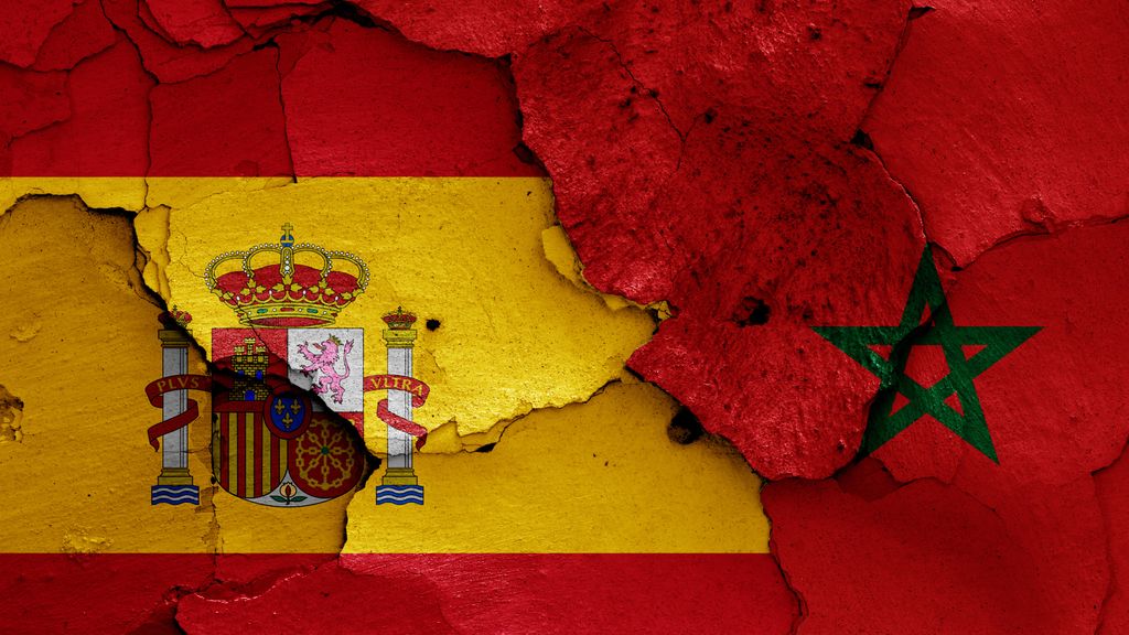 Montaje de las banderas de España y Marruecos.