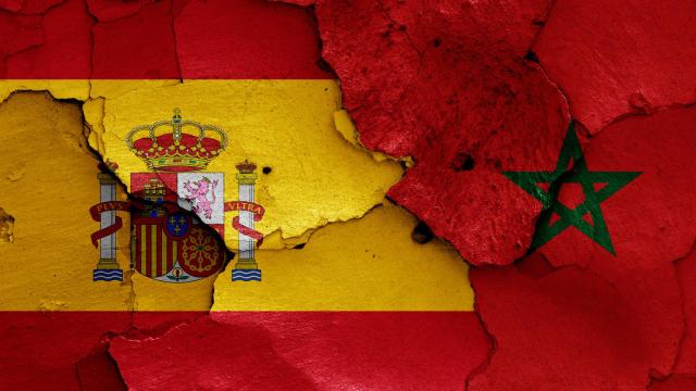 Montaje de las banderas de España y Marruecos.