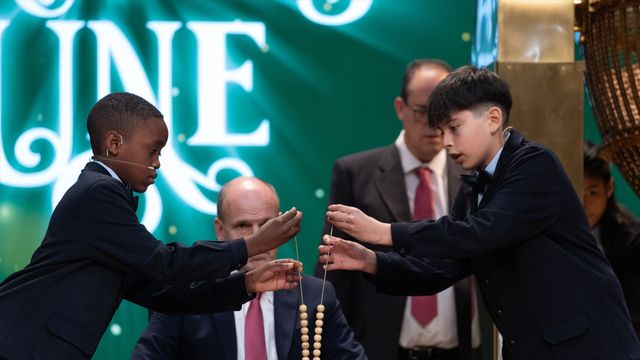 Los niños de la Residencia de San Ildefonso, Ángel Abaga Elebiyo (i) canta premios y Luis Alcides Paniagua (d)