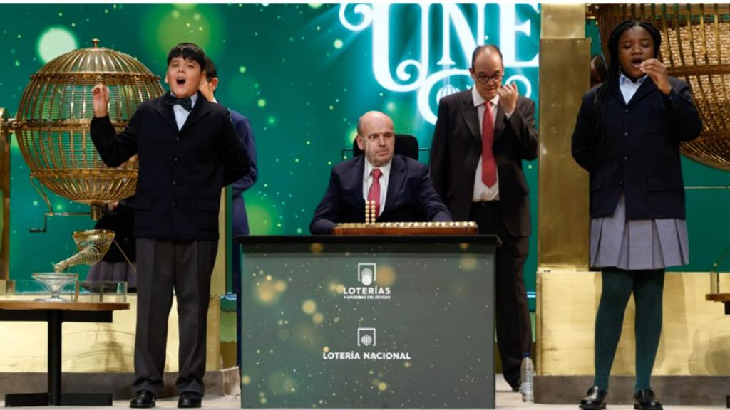 Yesica Paola Valencia Gómez y Francisco Moreno Durán cantan el Gordo que este año ha recaído en el número 88.008.