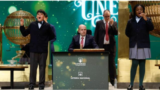 Yesica Paola Valencia Gómez y Francisco Moreno Durán cantan el Gordo que este año ha recaído en el número 88.008.