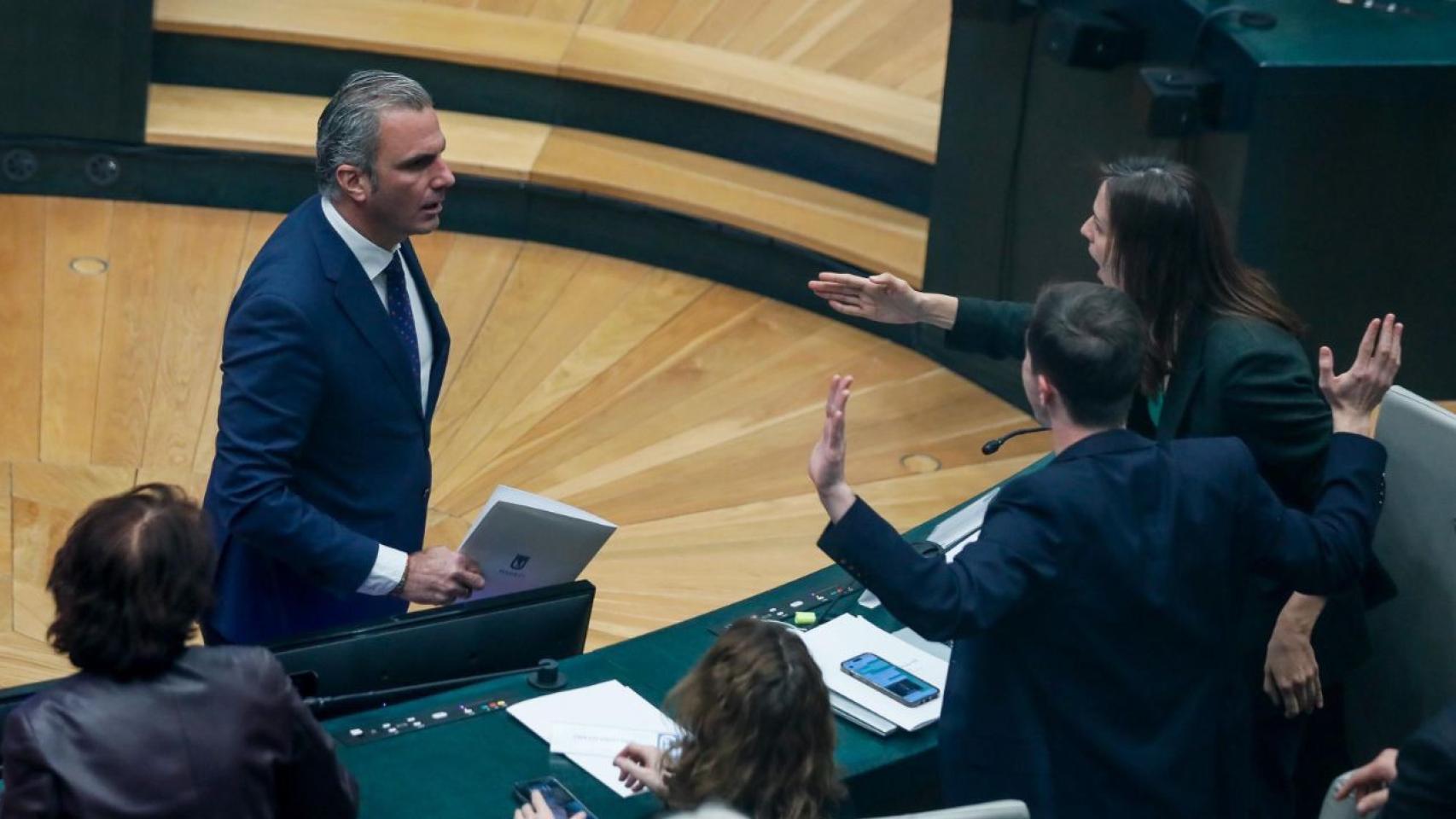 Ortega Smith se encara con concejales de Más Madrid.