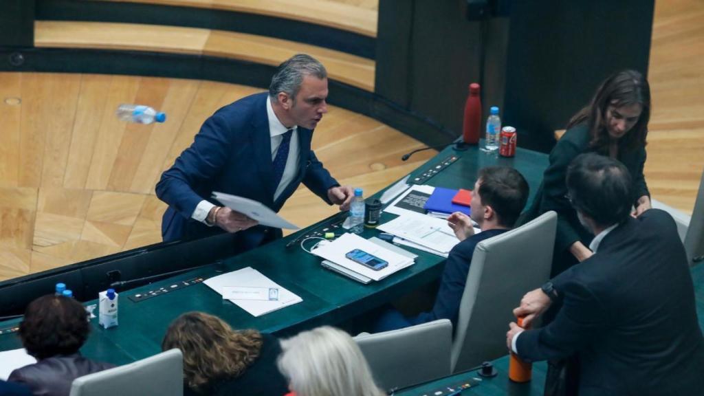 Ortega Smith y Eduardo Rubiño en el Pleno del Ayuntamiento.
