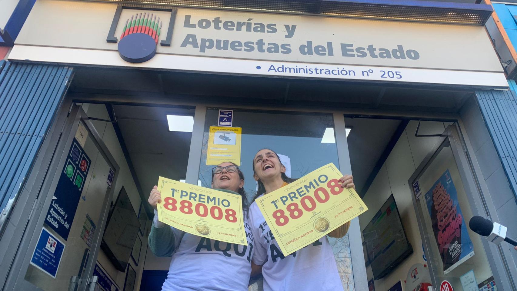 Rocío Arias y una compañera de trabajo celebran el premio.