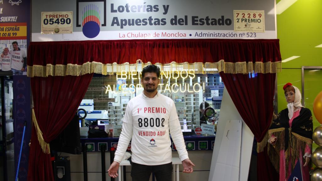 El lotero Joaquín Monroy en su Administración del Intercambiador de Moncloa.
