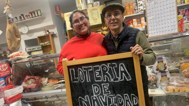 Mai, el tendero afortunado del barrio de Peñagrande, junto a su empleada Cati en la tienda de alimentación Risueño.