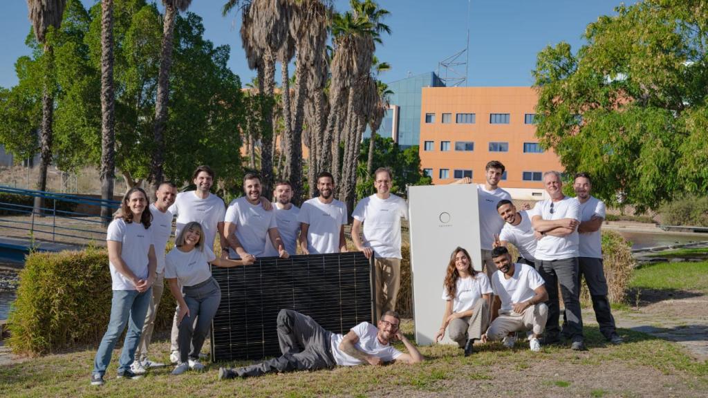 Una foto de equipo de Ubora Solar en una imagen de archivo.