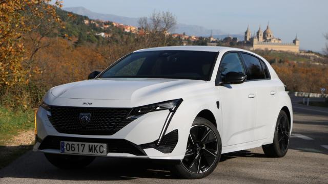 El Peugeot E-308 con el monasterio de San Lorenzo de El Escorial al fondo.