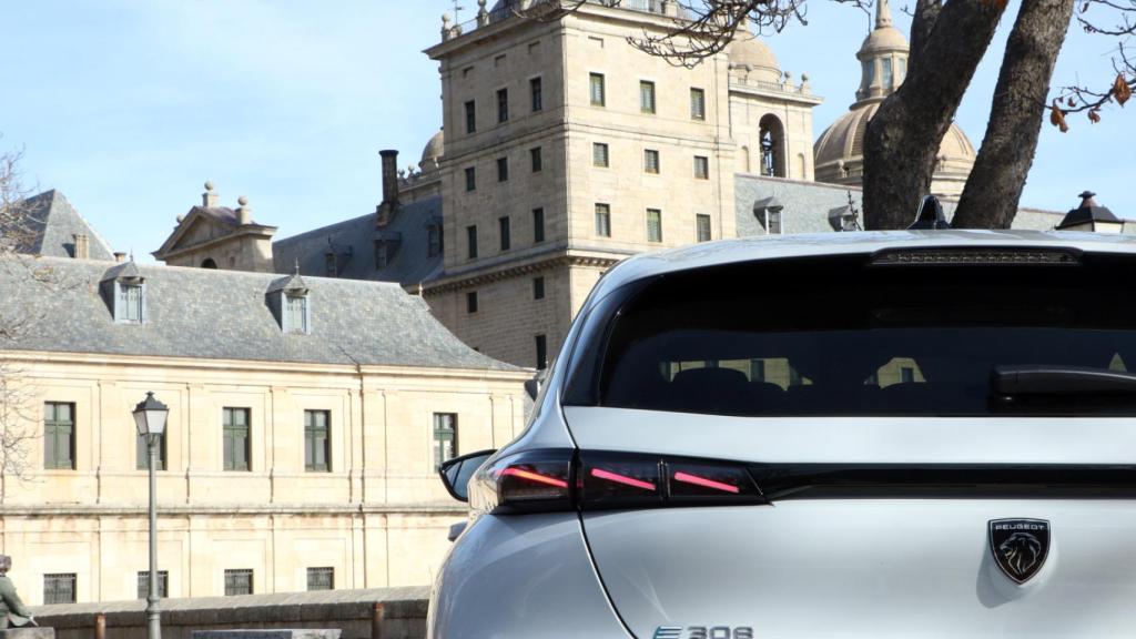 El Peugeot E-308 en el monasterio de San Lorenzo de El Escorial.