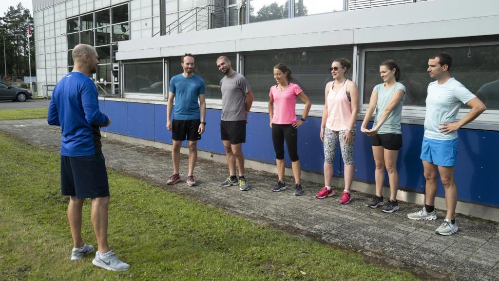 Entrenamiento físico junto a sus compañeros