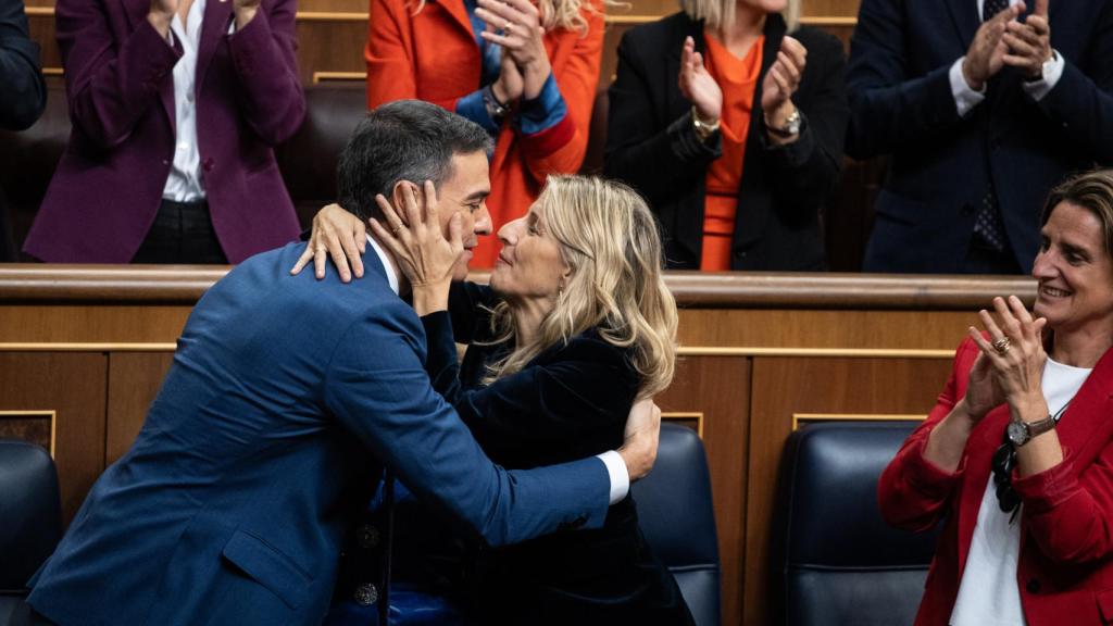 Yolanda Díaz abraza a Sánchez.