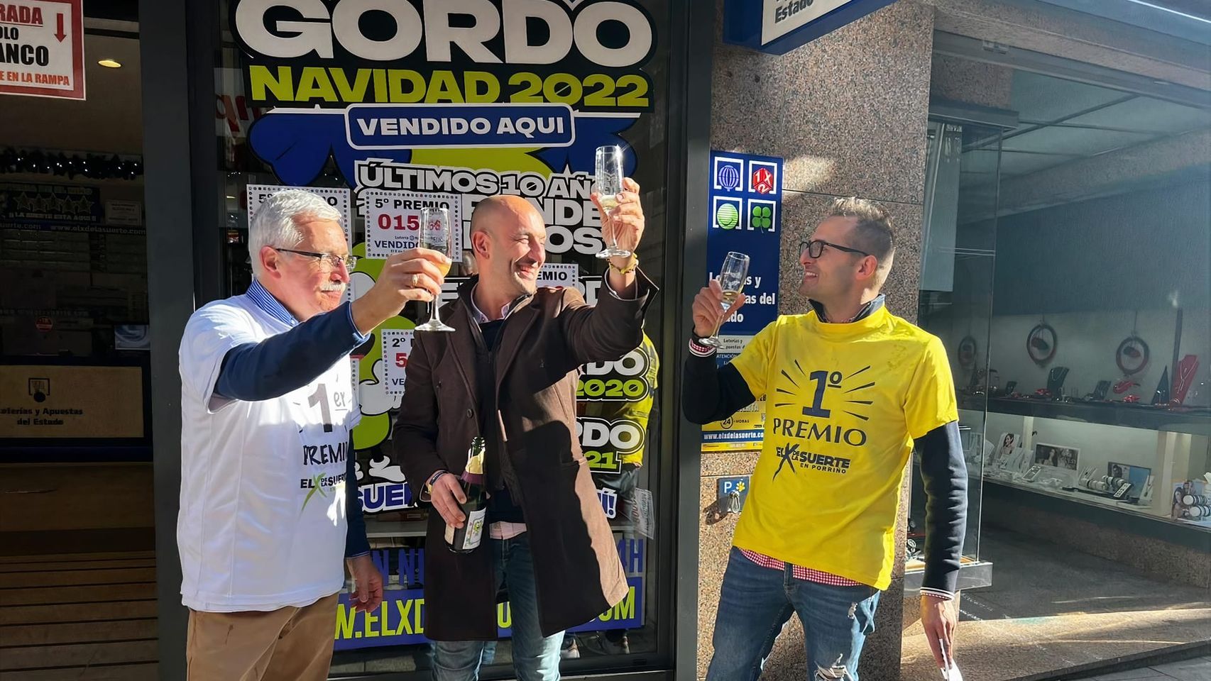 El alcalde de O Porriño junto a Benjamín y su padre, Andrés Martínez, celebrando los premios repartidos.