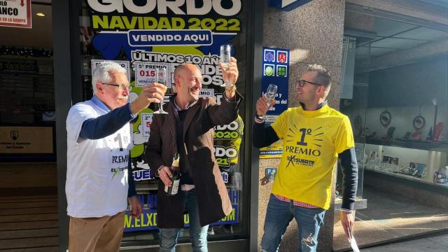 El alcalde de O Porriño junto a Benjamín y su padre, Andrés Martínez, celebrando los premios repartidos.