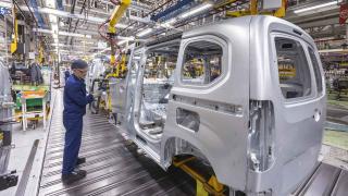 Un operario en la factoría viguesa de Stellantis.