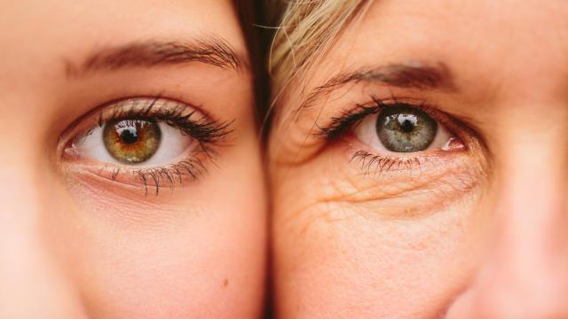 Detalle del rostro de dos mujeres.