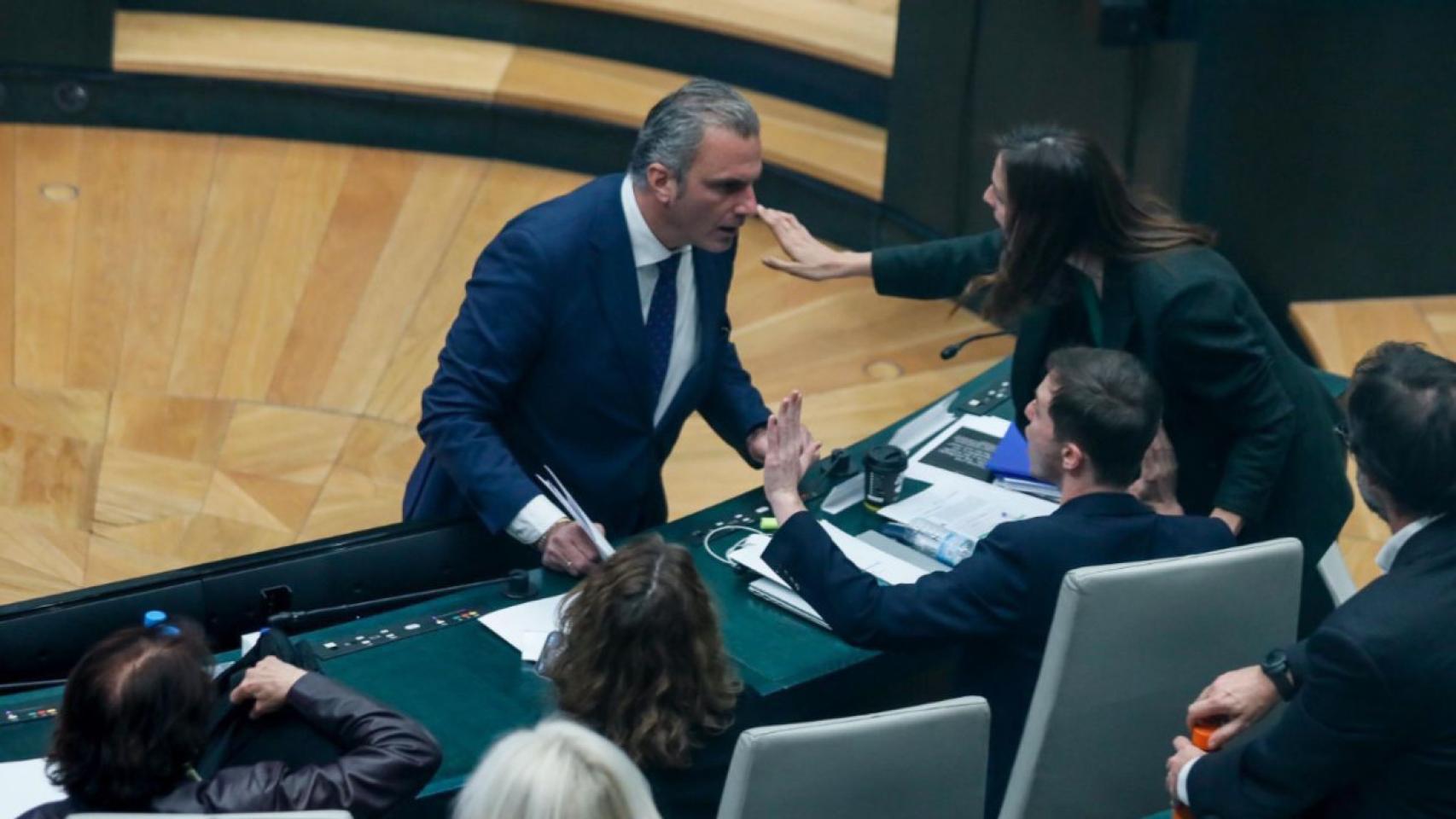 El portavoz de Vox, Javier Ortega Smith, intimida al concejal Eduardo Rubiño (Más Madrid) durante el pleno de Cibeles del viernes.
