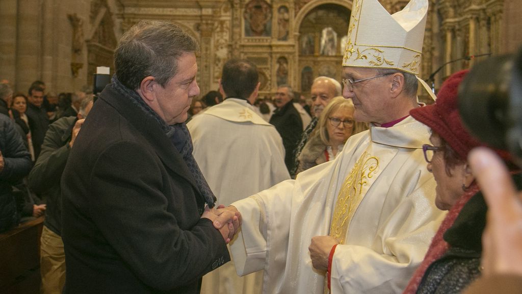 Emiliano García-Page saluda al nuevo obispo Julián Ruiz