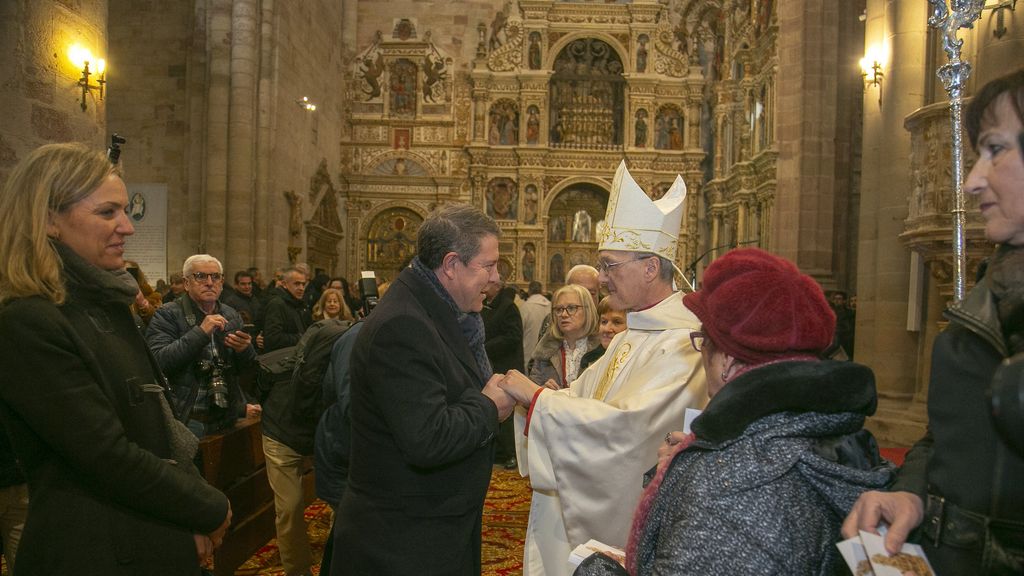 Emiliano García-Page saluda al obispo Julián Ruiz en presencia de la alcaldesa de Sigüenza, María Jesús Merino