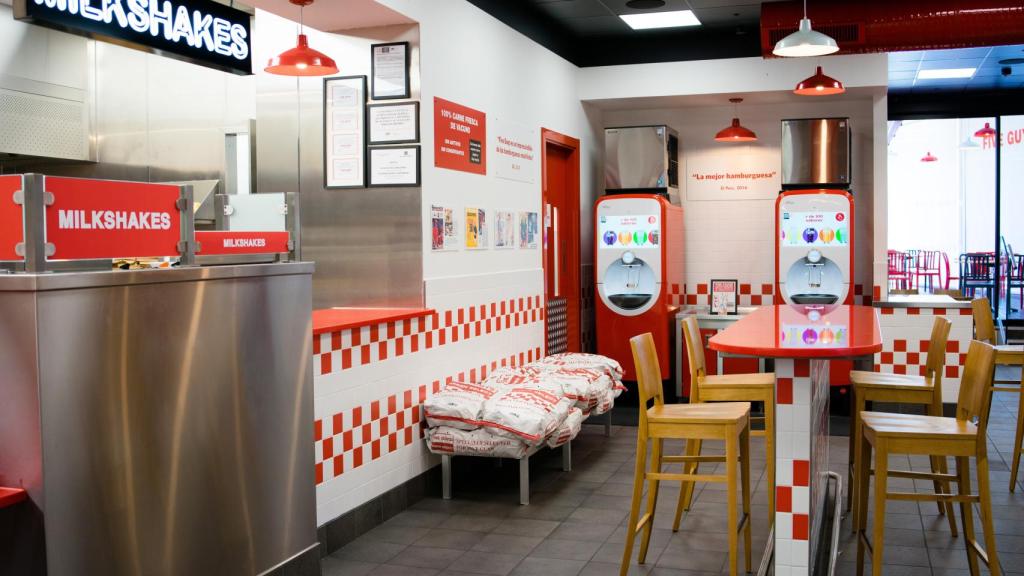 Interior de uno de los establecimientos de Five Guys.