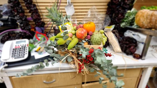 Cesta con frutas exóticas y mini frutas.