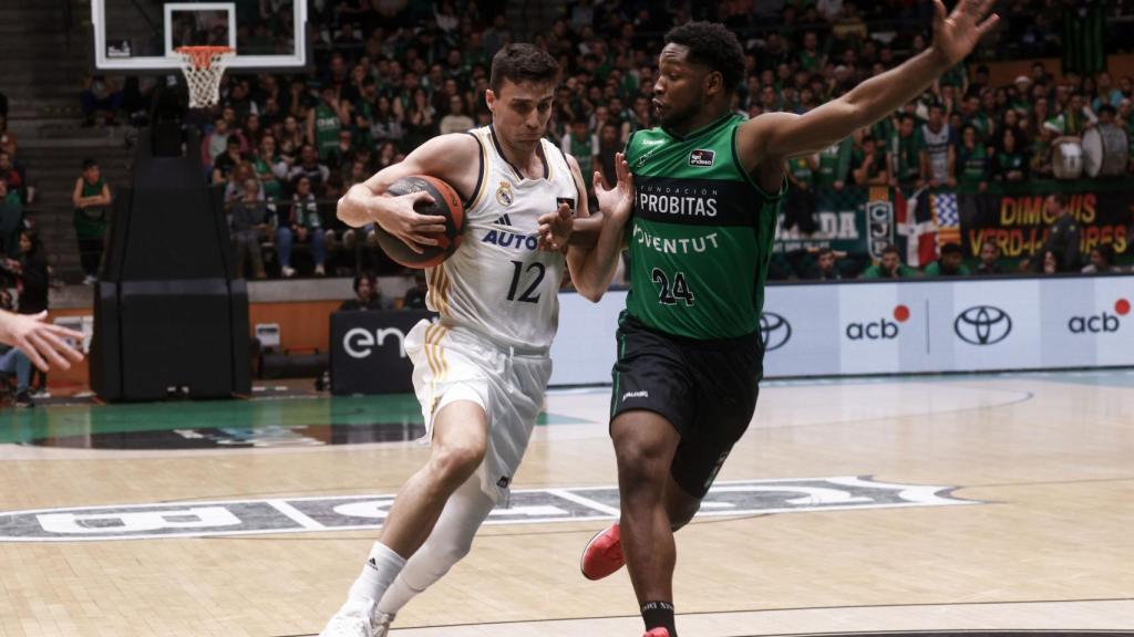 Carlos Alocén, con el balón en el partido del Real Madrid ante el Joventut.