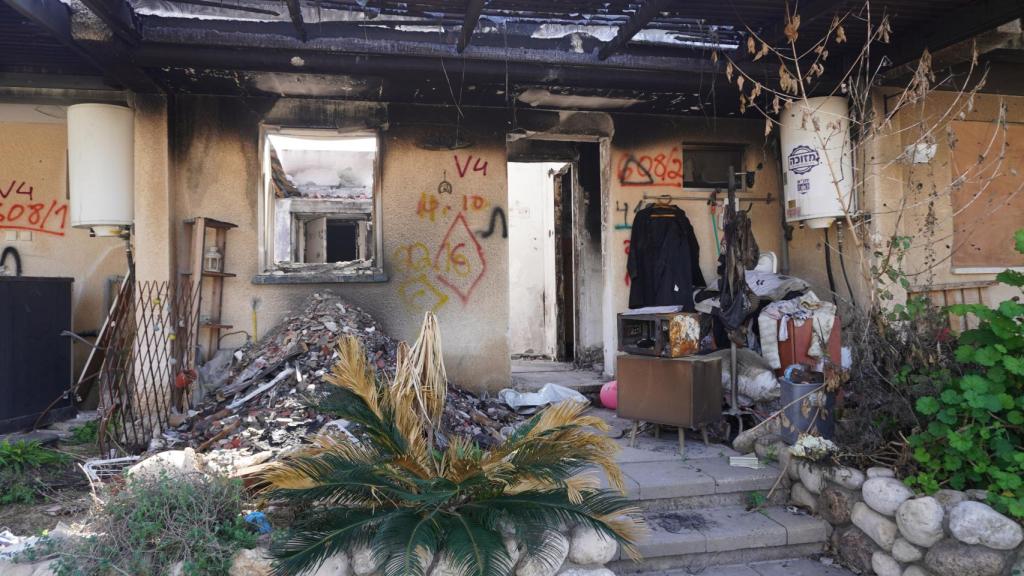 Imagen de una de las viviendas del kibutz Kfar Aza destrozada durante el ataque del 7 de octubre.