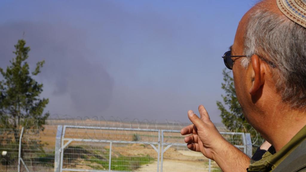 David Baruch, portavoz de las Fuerzas de Defensa de Israel (FDI) en el kibutz Kfar Aza, en el sur de Israel.  21 de octubre de 2023.