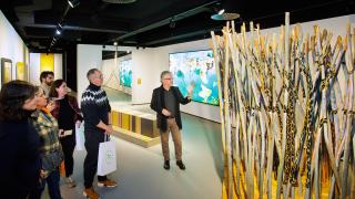 La Fundación María Cristina Masaveu Peterson inaugura el Centro FMCMP de Morasverdes, en la provincia de Salamanca, y la exposición ‘Colección FMCMP. Arte y Naturaleza. Las huellas son el camino’.