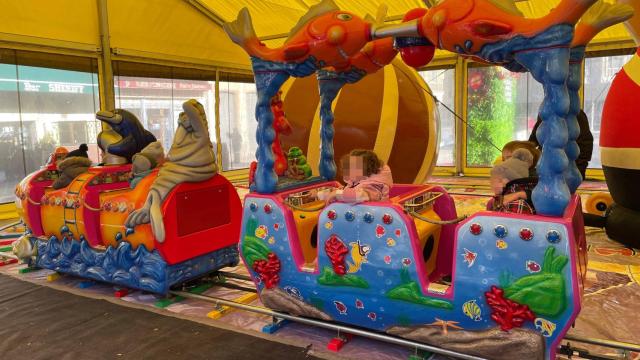 Niños montando en el tren instalado en la Plaza Mayor de Guijuelo
