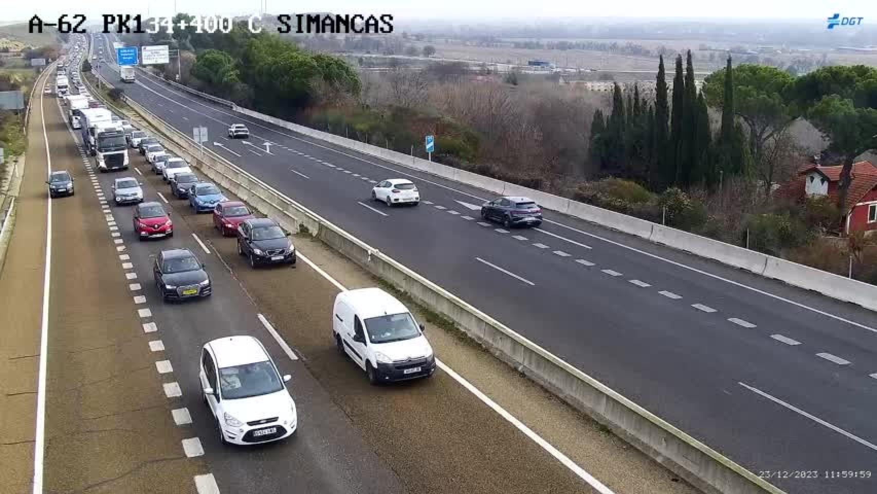 Imagen captada por las cámaras de la DGT en el punto kilométrico 134 de la A-62, a la altura de Simancas, donde pueden apreciarse las retenciones