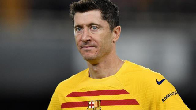 Robert Lewandowski, con gesto serio tras un partido del FC Barcelona.