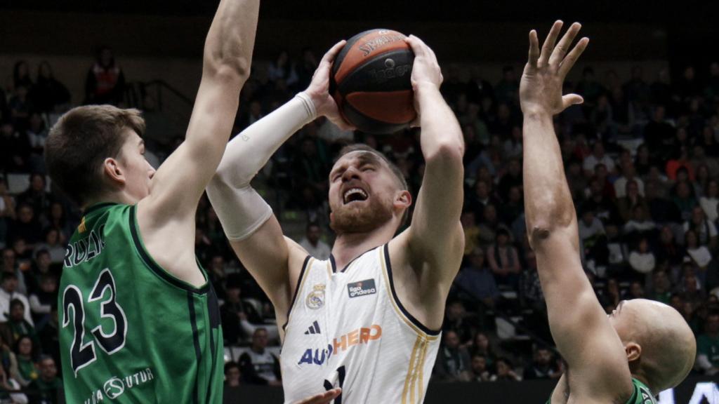 Musa entra a canasta en el partido ante el Joventut.