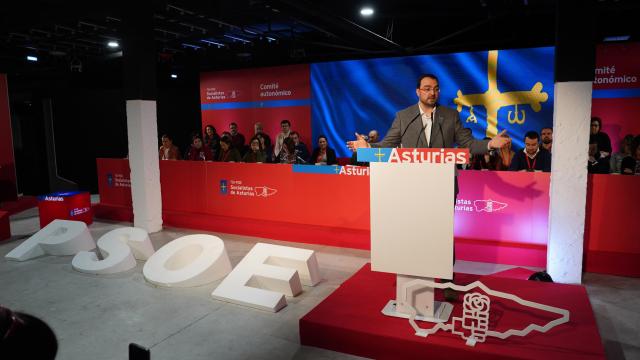 Barbón exige a Feijóo que deje la mano de Vox y lidere la oposición con respeto democrático