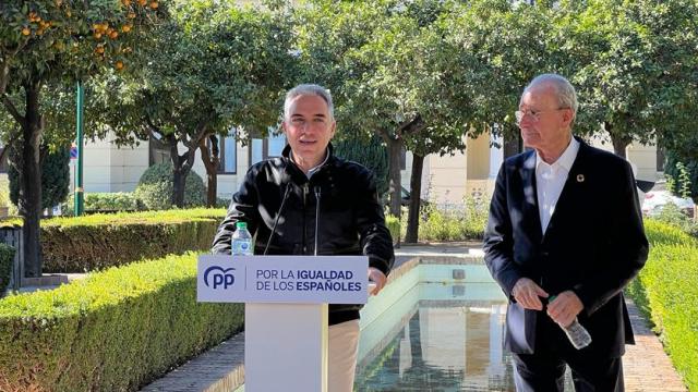 Elías Bendodo, junto a Francisco de la Torre, este sábado, en Málaga.