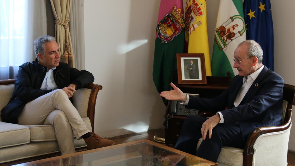 Elías Bendodo: y Francisco de la Torre, reunidos en el Ayuntamiento de Málaga.