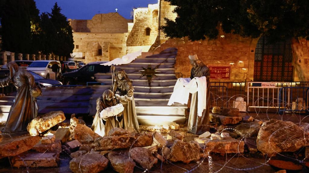 Montaje navideño en la plaza del pesebre de Belén en apoyo a Gaza