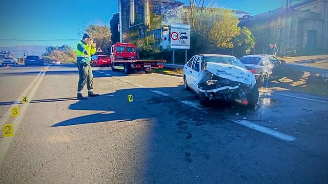 Uno de los agentes de la Guardia Civil recopila información junto a los vehículos siniestrados.