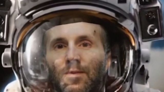 Imagen del regidor ourensano simulando ser un astronauta.
