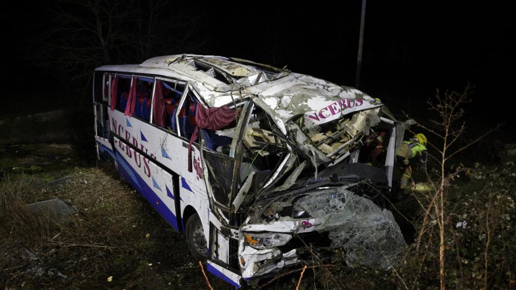 Dos heridos al caer un autobús a un arroyo en Linares de Riofrío